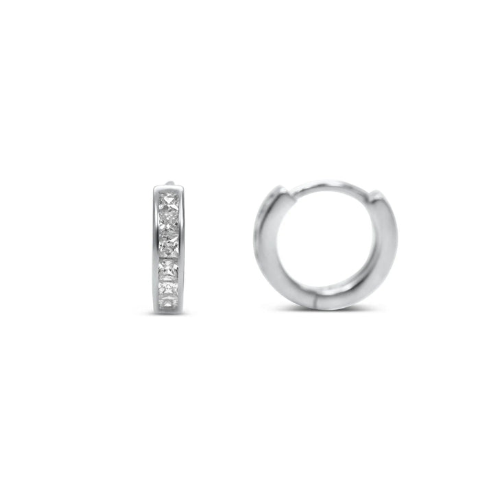 Lovable & huggable! These huggie earrings are the perfect edition to your collection. They are lightweight and easy to wear. 