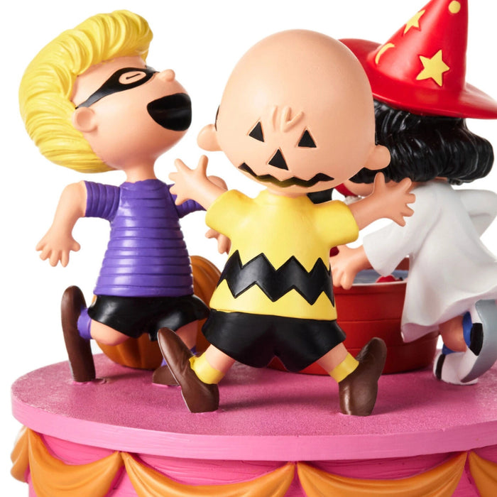 Peanuts It's the Great Pumpkin Charlie Brown Halloween collectible figurine featuring Charlie Brown, Lucy, Linus, Snoopy, and a jack-o'-lantern pumpkin.