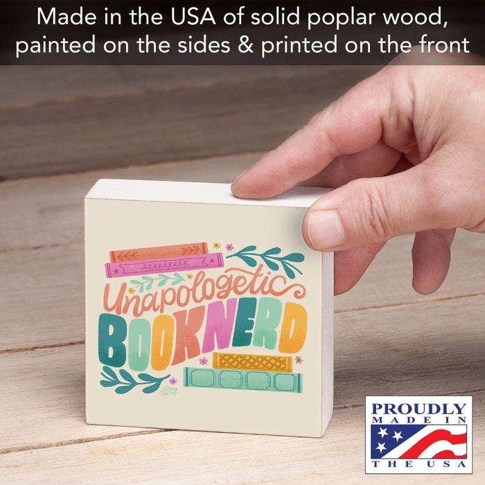 Its freestanding design makes it easy to display anywhere, making it a charming accent for readers, book collectors, and literary enthusiasts.