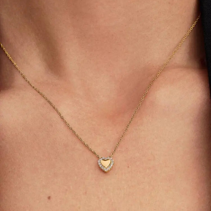 Close-up of a woman wearing the Pandora Engravable Heart Halo Collier Necklace with an engravable heart pendant and cubic zirconia halo.