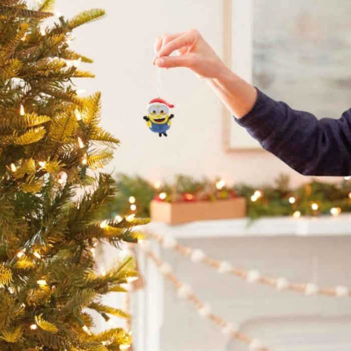 This Hallmark Minions Bob in Santa Hat Hallmark Ornament adds playful holiday cheer to your Christmas décor with one of the most lovable characters from the Minions movies.