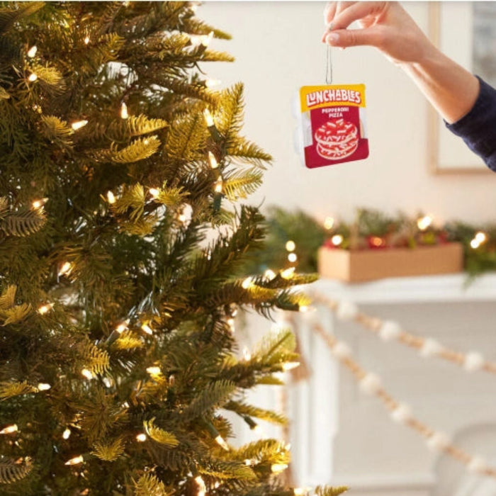 This Hallmark Kraft Lunchables™ Pepperoni Pizza Shatterproof Hallmark Ornament brings nostalgic fun and playful charm to your holiday décor.
