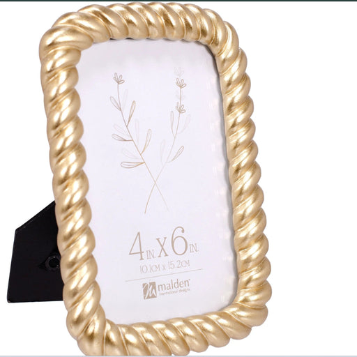 Featuring a classic rope-inspired design with a luxurious gold finish