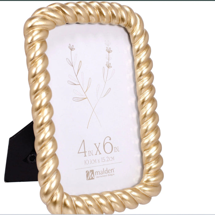 Featuring a classic rope-inspired design with a luxurious gold finish