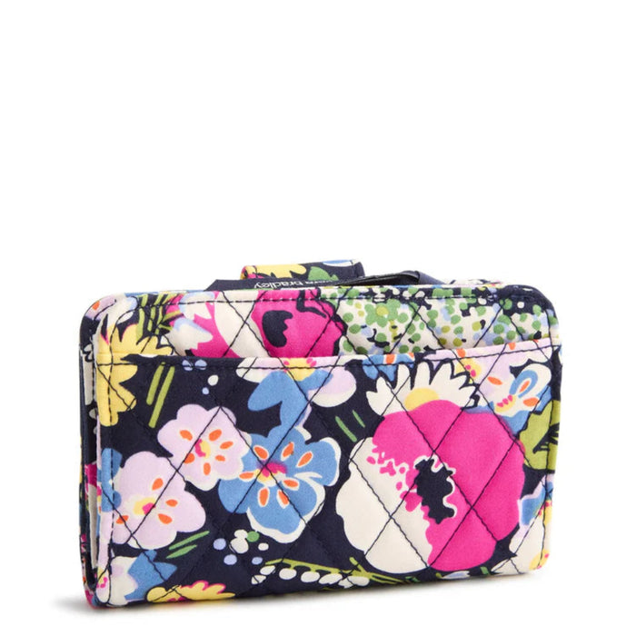Multiple pockets keep essentials neatly organized for everyday convenience.