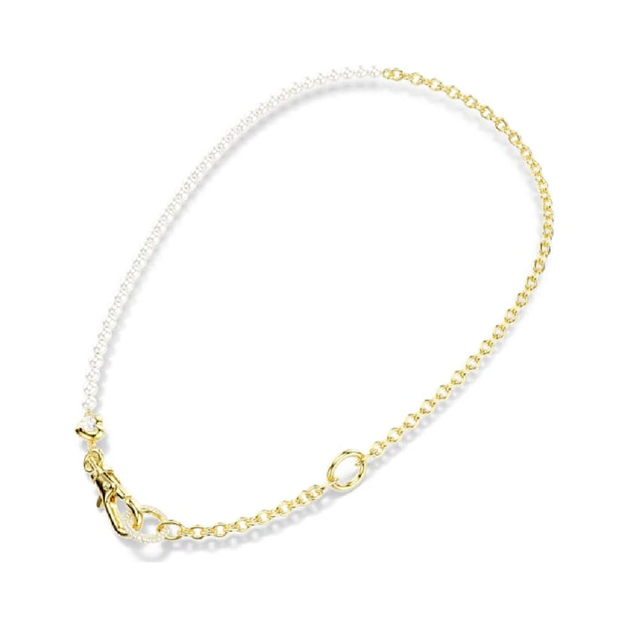 A delicate gold chain adorned with a lustrous pearl clasp, highlighting refined jewelry design.