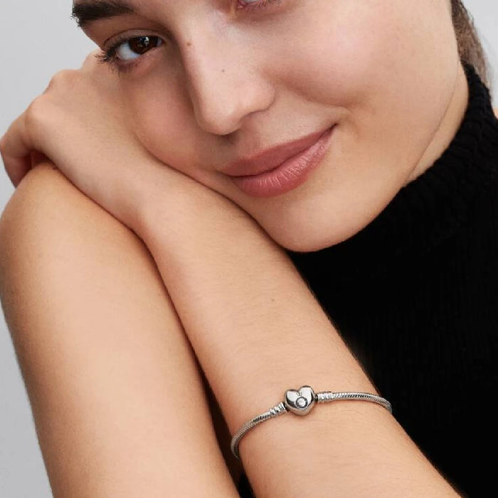A refined silver bracelet with a heart charm, combining beauty and sentiment in its design.
