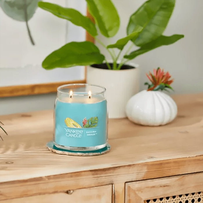 "Yankee Candle : Signature Medium Jar Candle in Bahama Breeze™ -"
