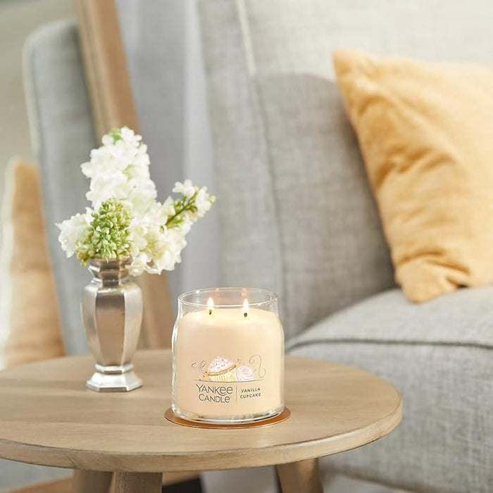 "Yankee Candle : Signature Medium Jar in Vanilla Cupcake - Yankee Candle : Signature Medium Jar in Vanilla Cupcake"