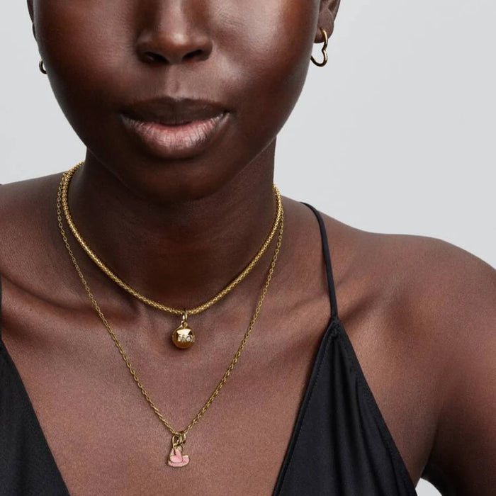 Beautiful gold charm that reads "Mom," enhanced with diamonds, representing a special bond.
