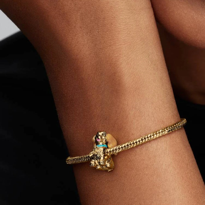 This Pandora Clear Pavé Clip Charm - Gold Plated adds elegant sparkle and structure to your Pandora Moments bracelet.
