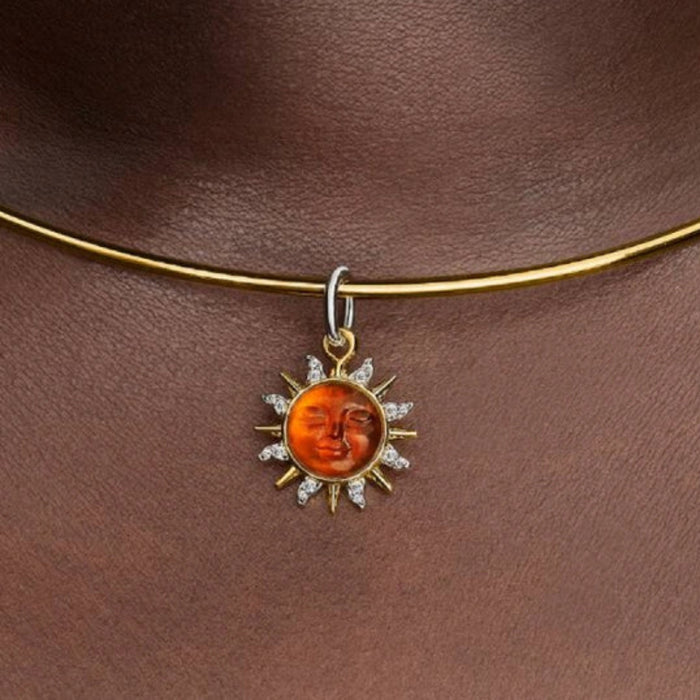 This Pandora Swirling Sun Two-Tone Dangle Charm features a bold swirling sun motif in a striking two-tone finish.