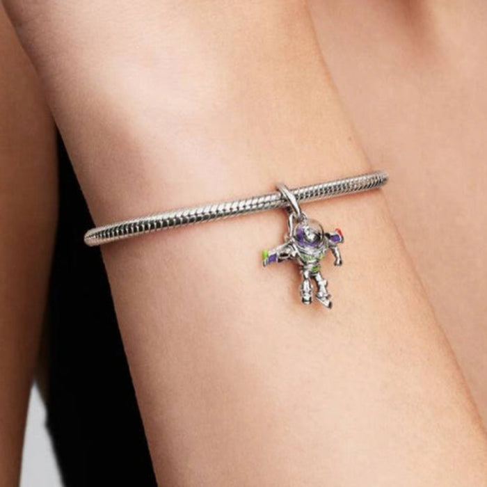 This Pandora Disney Pixar Buzz Lightyear Dangle Charm brings an adventurous touch to your jewelry collection. 