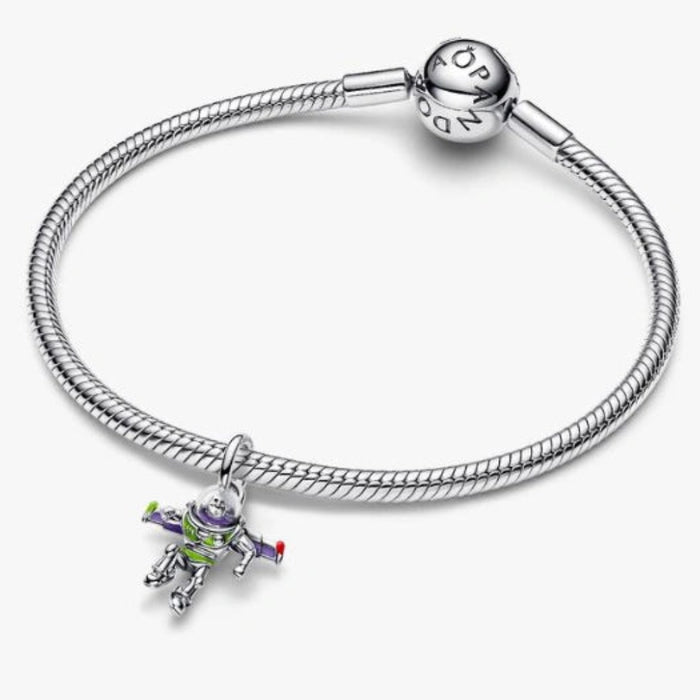 This Pandora Disney Pixar Buzz Lightyear Dangle Charm brings an adventurous touch to your jewelry collection. 