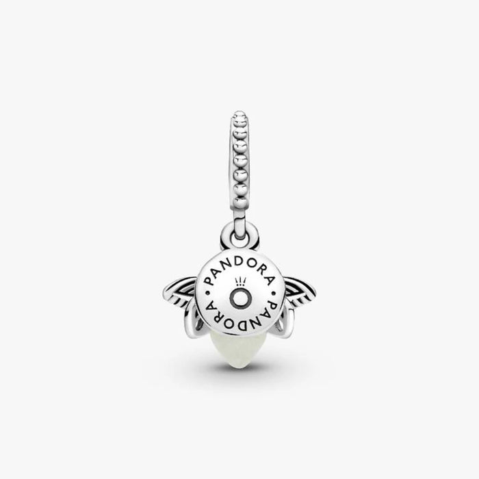 A decorative charm displaying a bee alongside a heart, representing affection and the environment.