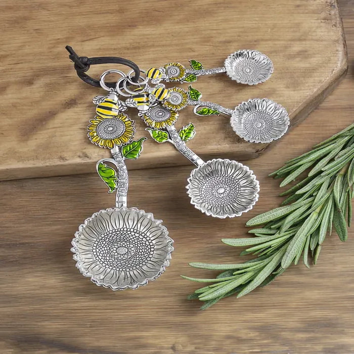 Higher view of the measuring spoons