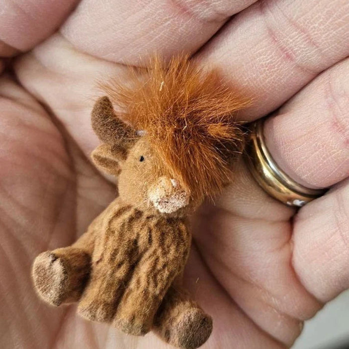 Perfect for attaching to bracelets, necklaces, keychains, or bags, it makes a delightful keepsake for animal lovers and Highland cow enthusiasts.