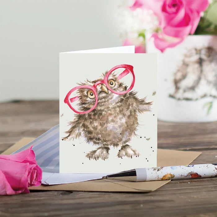  An illustrated card displaying an owl with glasses, symbolizing wisdom and charm.