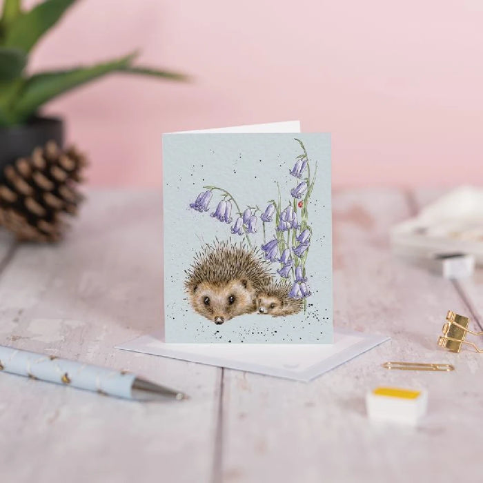 A vibrant floral card displaying a daisy and a bee, highlighting nature's beauty in a charming design.