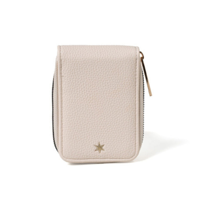 Slim and compact design that fits easily into any pocket.