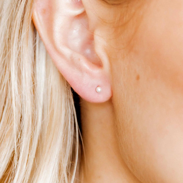 With a 3mm white pearl, the Payton Pearl White Screwback Stud Earrings offer a timeless and sophisticated look.