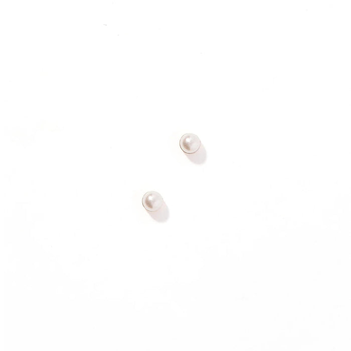 With a 3mm white pearl, the Payton Pearl White Screwback Stud Earrings offer a timeless and sophisticated look.