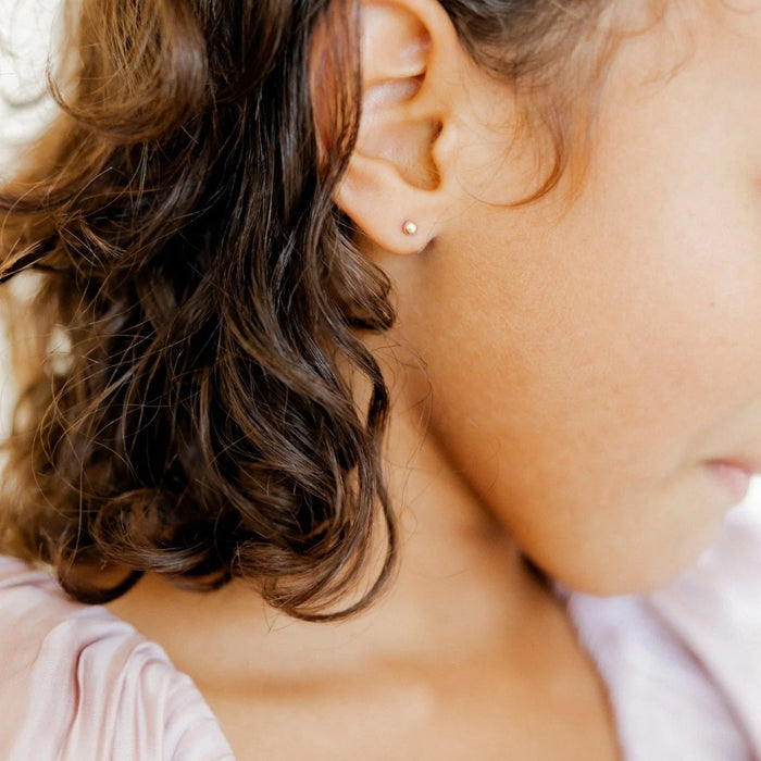 A timeless essential, the Evelyn Gold Screwback Stud Earrings are designed for effortless everyday wear.