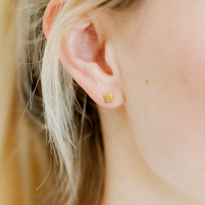  the Sweet Clover Screwback Stud Earrings in gold feature a delicate clover silhouette that adds a charming, refined accent to any ear stack. 