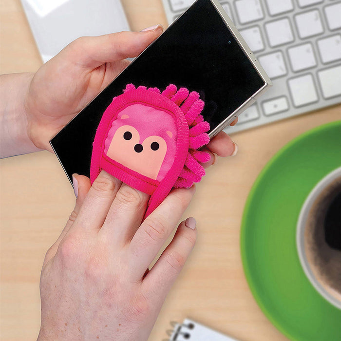 Soft microfiber bristles trap dust for quick, effective cleaning.