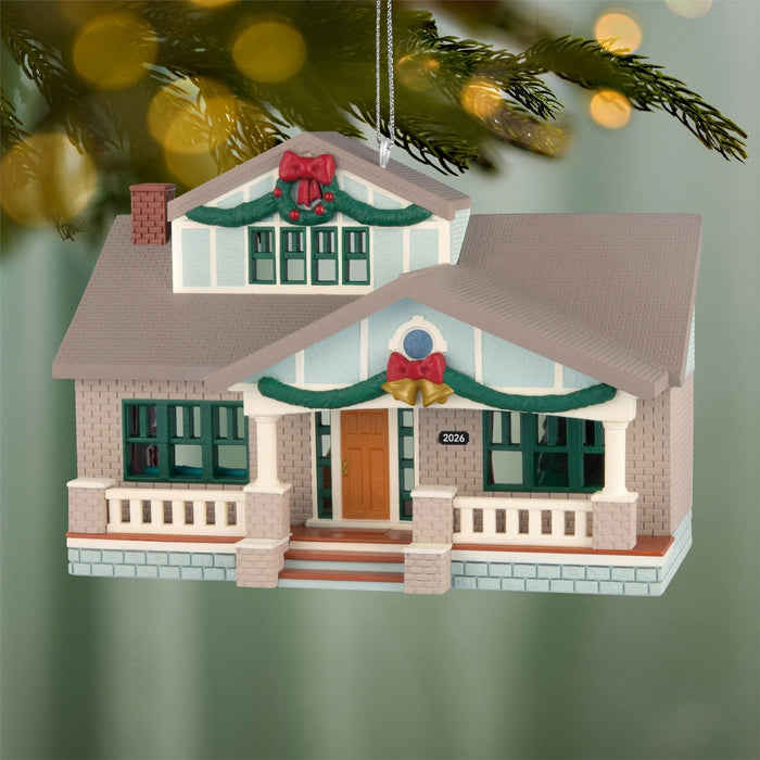 Hallmark : 2026 Keepsake Arts & Crafts Bungalow 43rd in the Nostalgic Houses and Shops series (27)