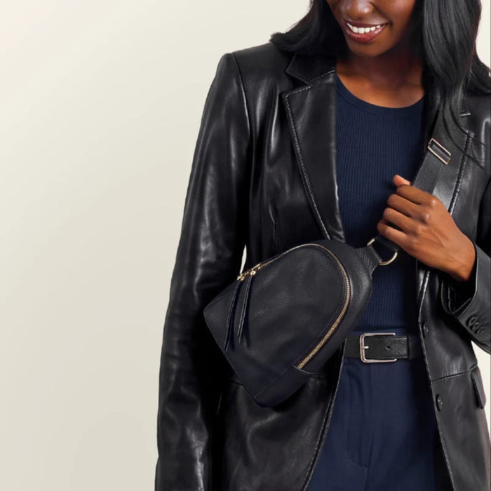 This HOBO Fern Sling in Ink Navy combines modern style with comfortable hands-free convenience. 