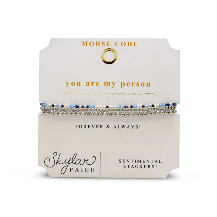 A beaded bracelet with a mix of blue and white beads, elegantly designed for a fashionable look.