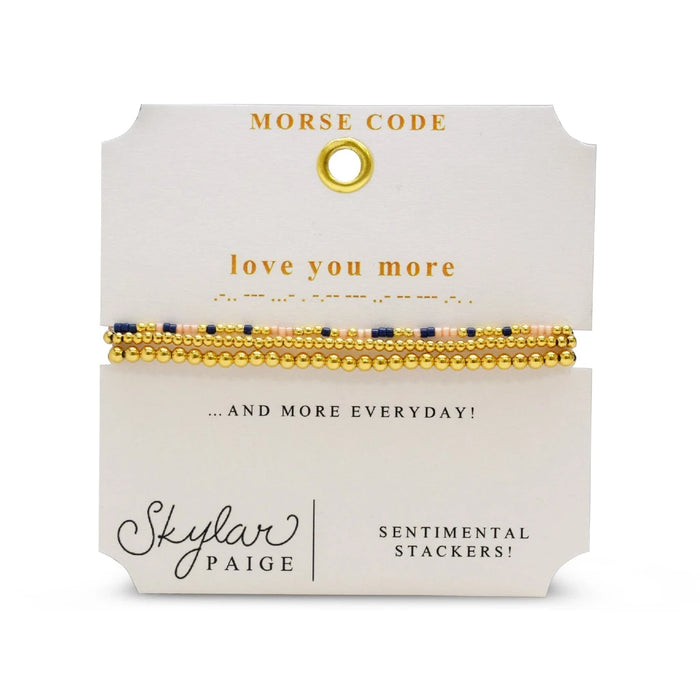 Stylish bracelet made of wooden beads and gold accents, combining natural materials with a touch of luxury.