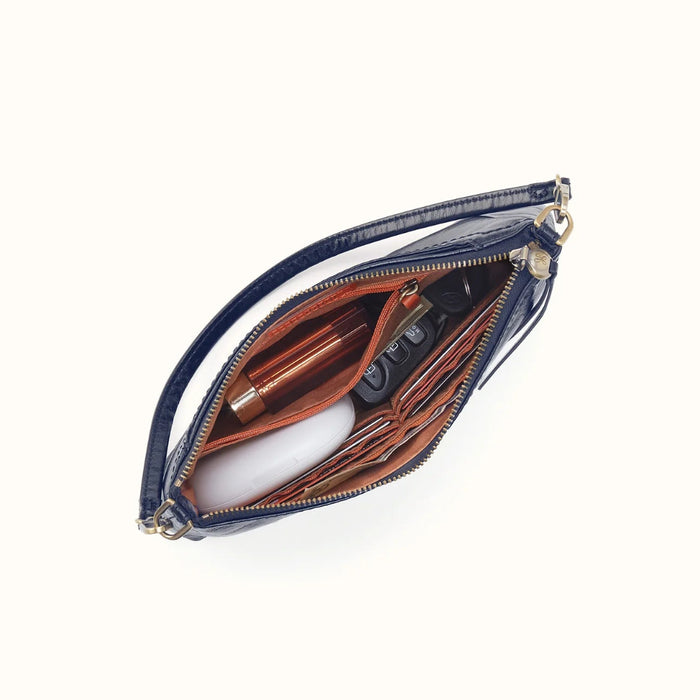 This HOBO Darcy Small Crossbody - Ink Navy blends effortless style with everyday functionality in a compact silhouette.