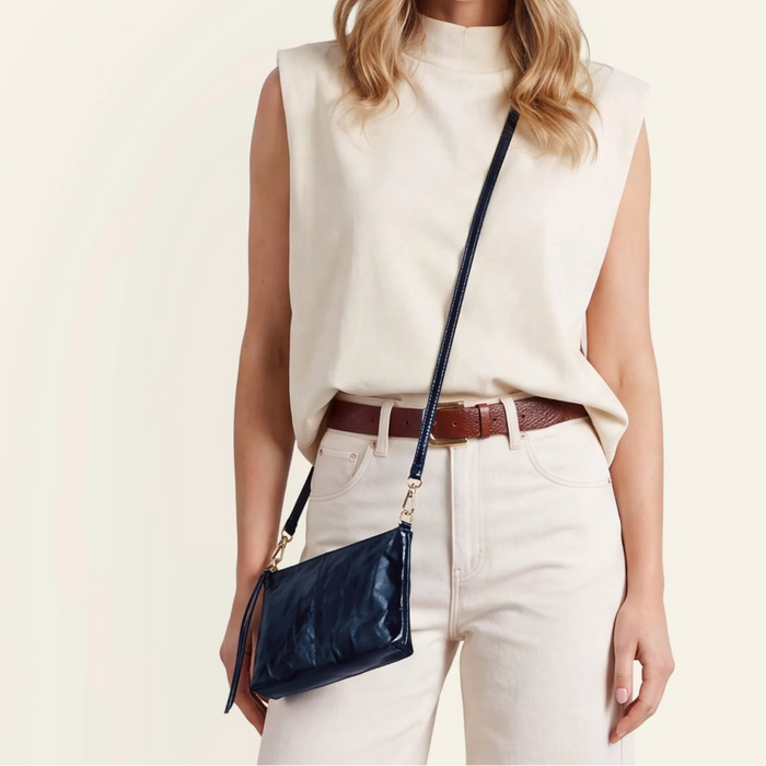 This HOBO Darcy Small Crossbody - Ink Navy blends effortless style with everyday functionality in a compact silhouette.