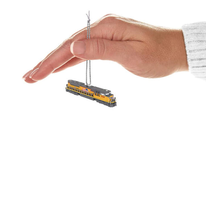 Hallmark : 2024 Keepsake Ornament Lionel® Trains Union Pacific Legacy SD70ACE Metal (363) - Hallmark : 2024 Keepsake Ornament Lionel® Trains Union Pacific Legacy SD70ACE Metal (363)