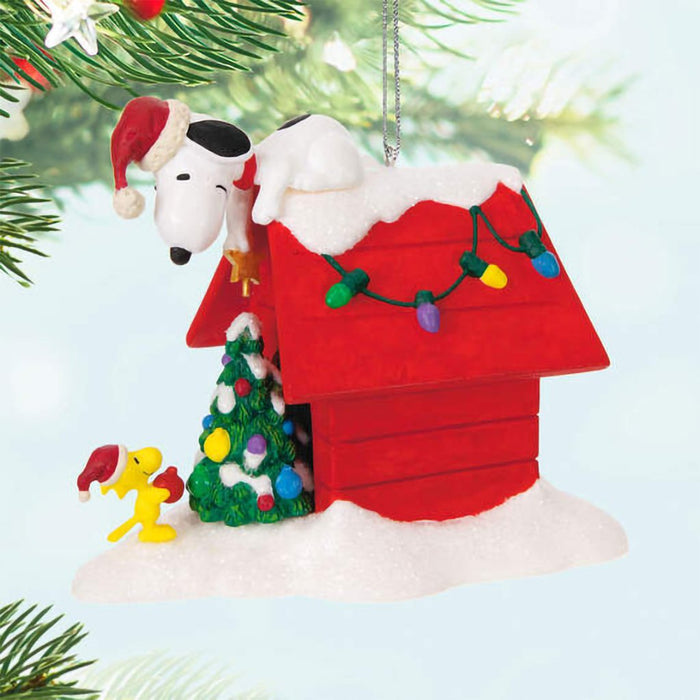 Hallmark : 2024 Keepsake Ornament The Peanuts® Gang Deck the Doghouse Musical With Light (91) - Hallmark : 2024 Keepsake Ornament The Peanuts® Gang Deck the Doghouse Musical With Light (91)