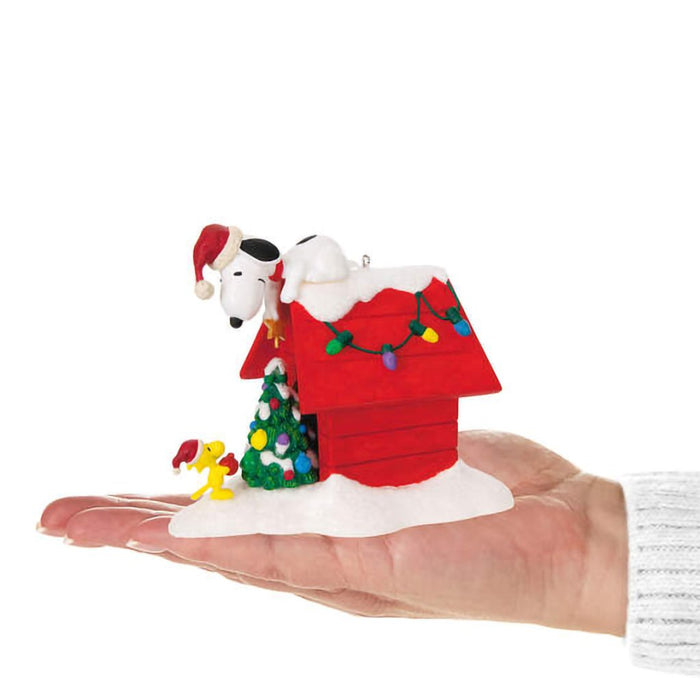 Hallmark : 2024 Keepsake Ornament The Peanuts® Gang Deck the Doghouse Musical With Light (91) - Hallmark : 2024 Keepsake Ornament The Peanuts® Gang Deck the Doghouse Musical With Light (91)