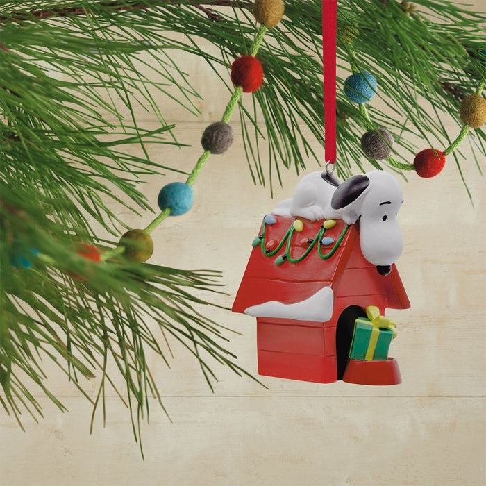 Hallmark : Peanuts® Snoopy on Holiday Doghouse Hallmark Ornament - Hallmark : Peanuts® Snoopy on Holiday Doghouse Hallmark Ornament